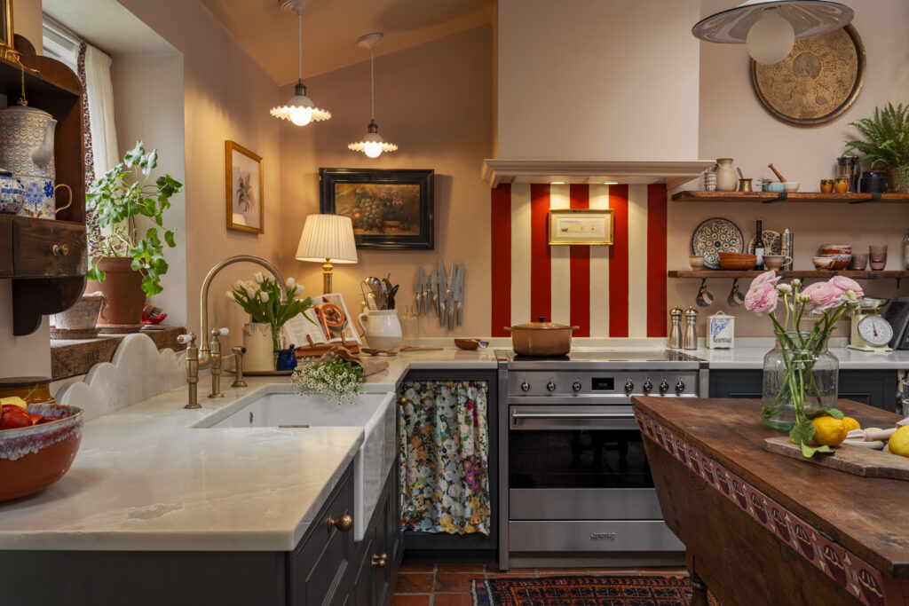 Vintage kitchen design with layered lighting with lamps, extractor lighting and ceiling pendants
