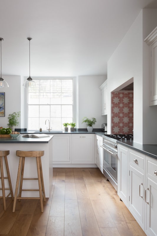 White Arbor kitchen cabinetry featuring black worktops