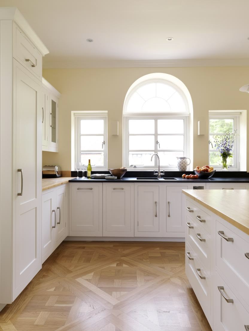 White Shaker kitchen cabinetry with oak worktops