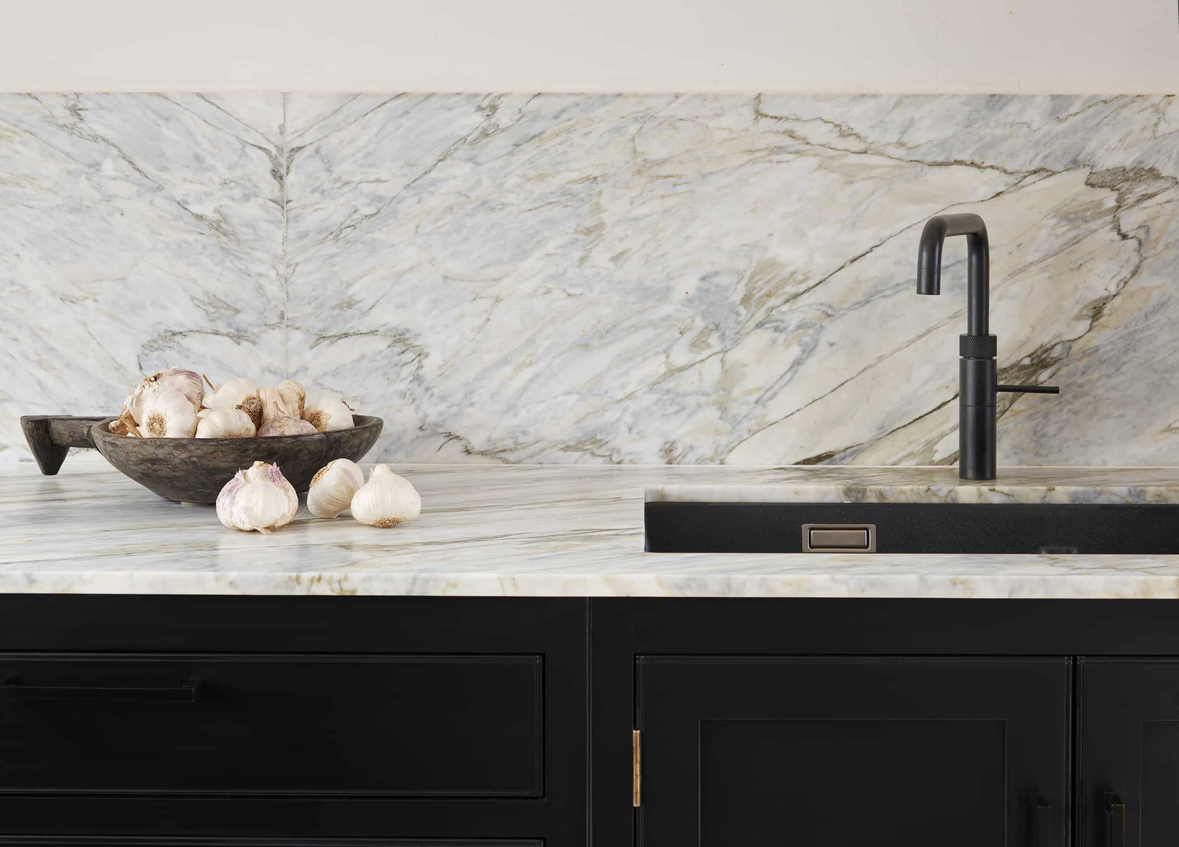 White marble splashback and worktop with dark Arbor kitchen cabinetry