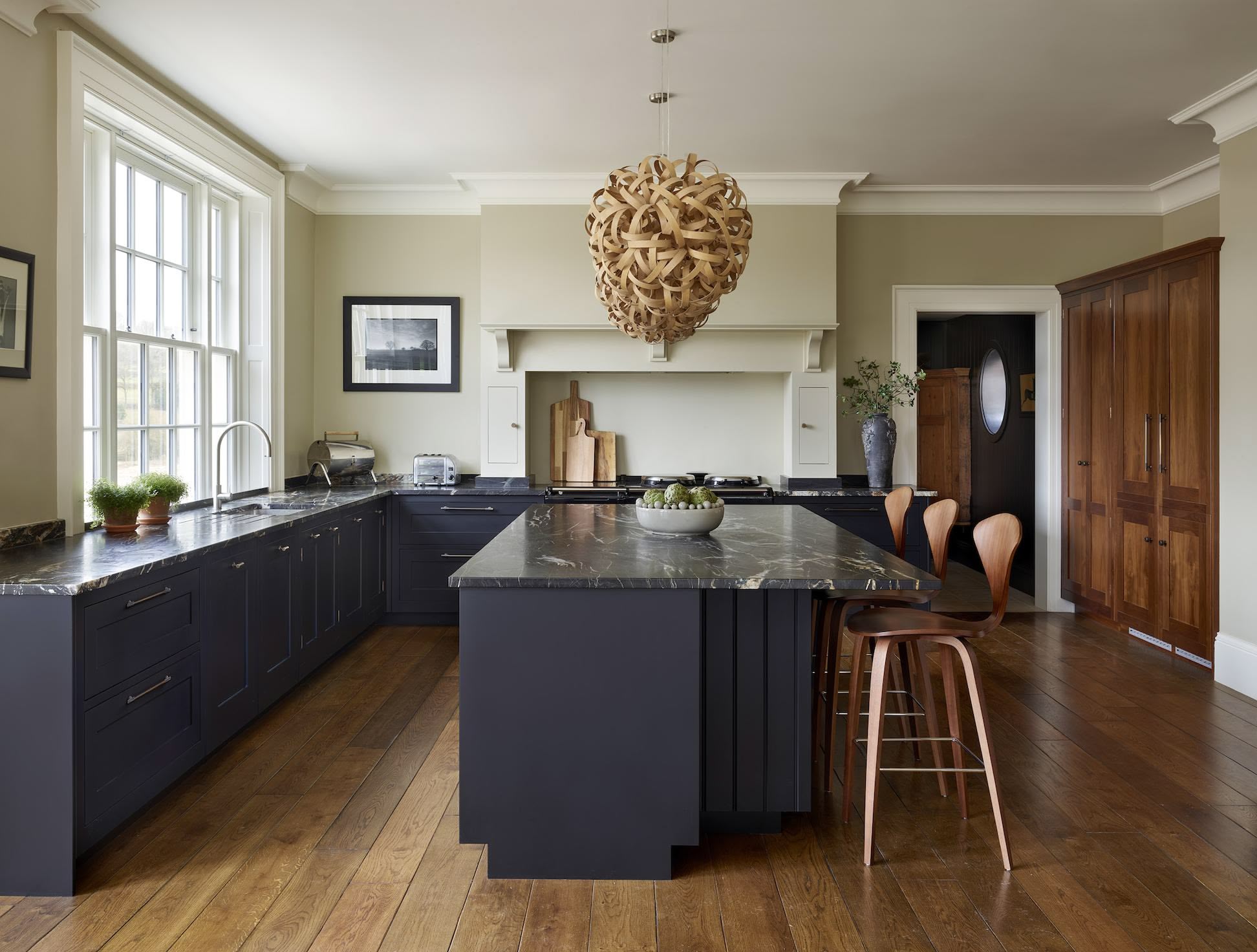 Black shaker kitchen cabinetry and worktops