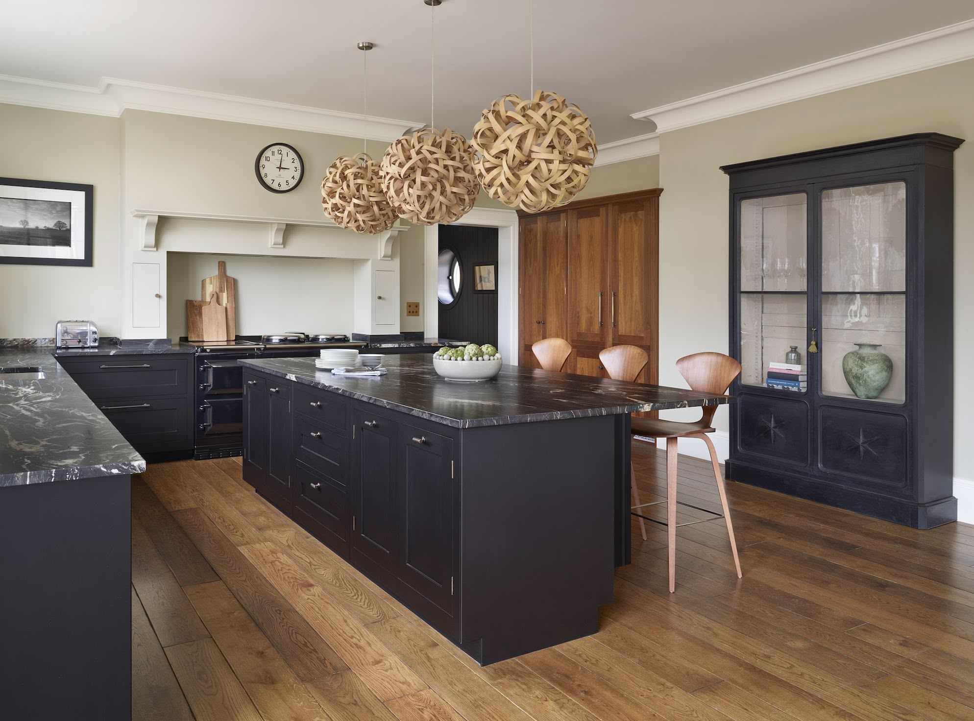 Black shaker kitchen cabinetry and worktops
