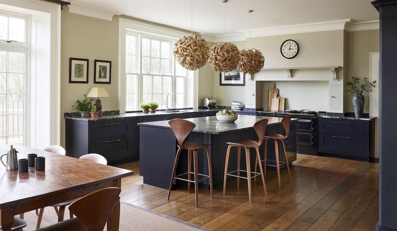 Open plan black Shaker kitchen design with open plan dining area