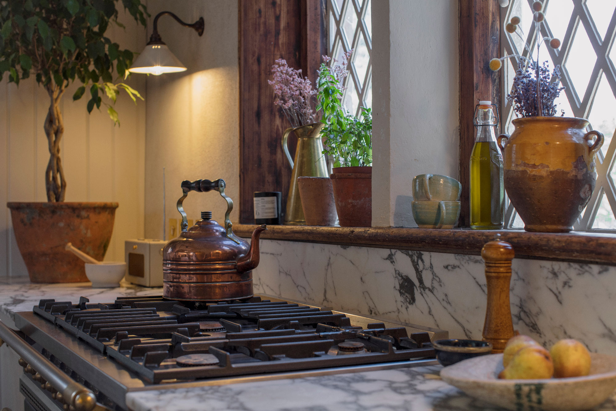 Close up of cooking area in an Arbor kitchen featuring monochrome marble worktops and splashback