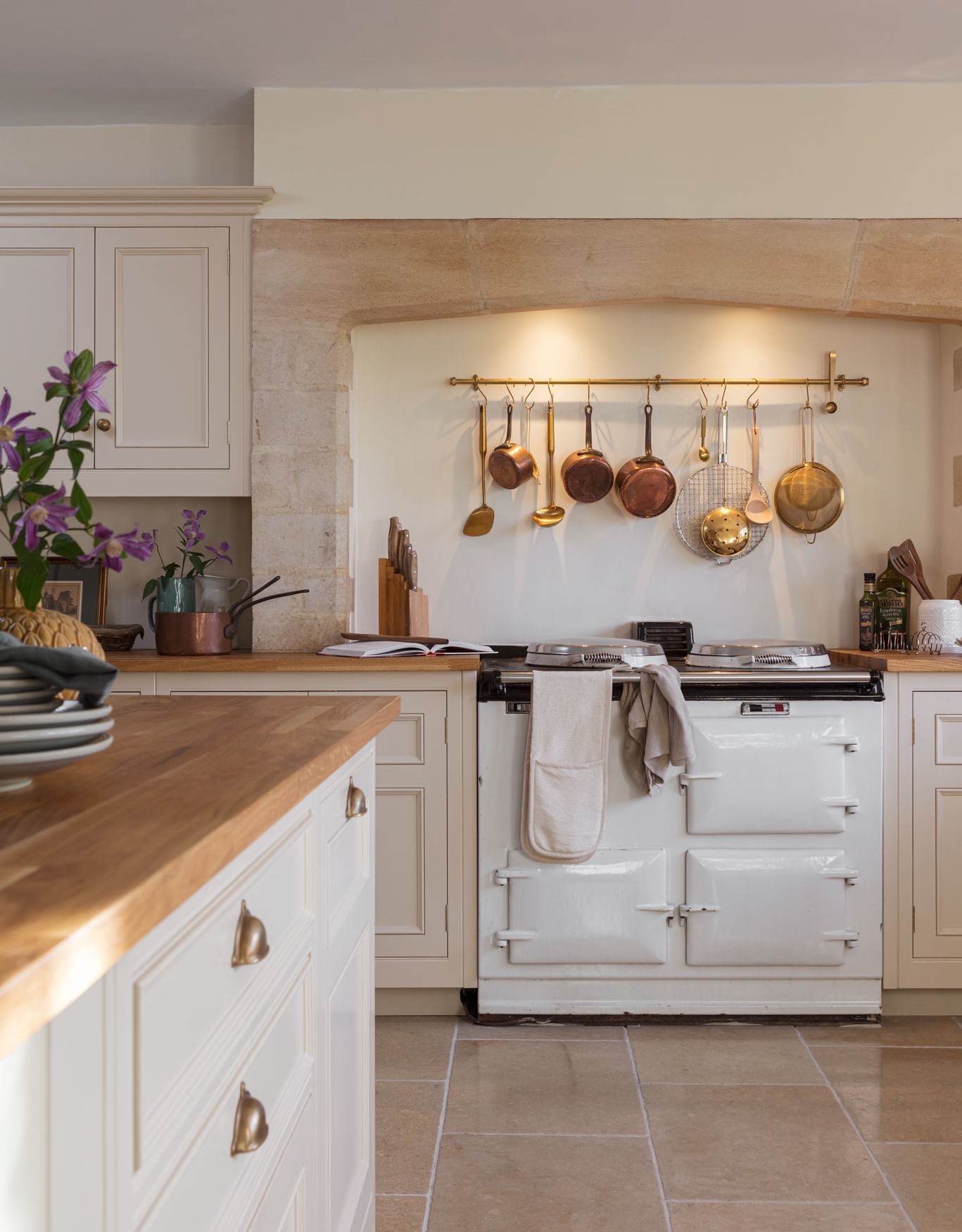 Traditional country kitchen by Harvey Jones