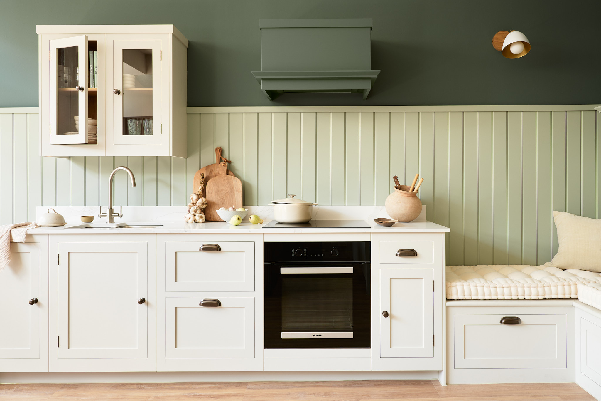 Harvey Jones bespoke kitchen with integrated Miele oven and modern Shaker kitchen design