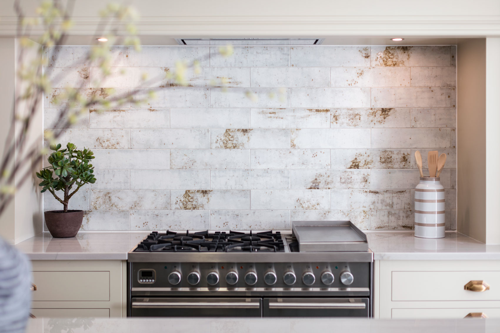 range cooker with tiled splashback