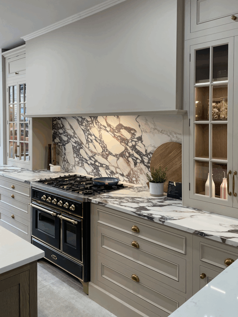 Classic kitchen design with Calcatta Viola backsplash
