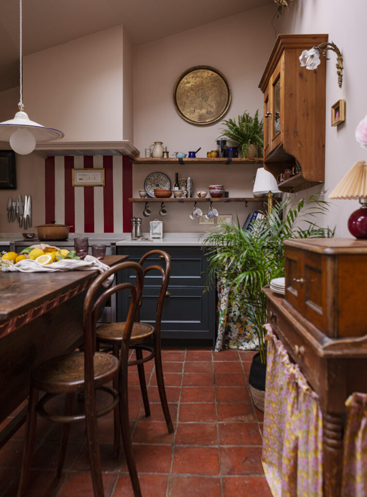 Vintage style Original kitchen with freestanding island, open shelving